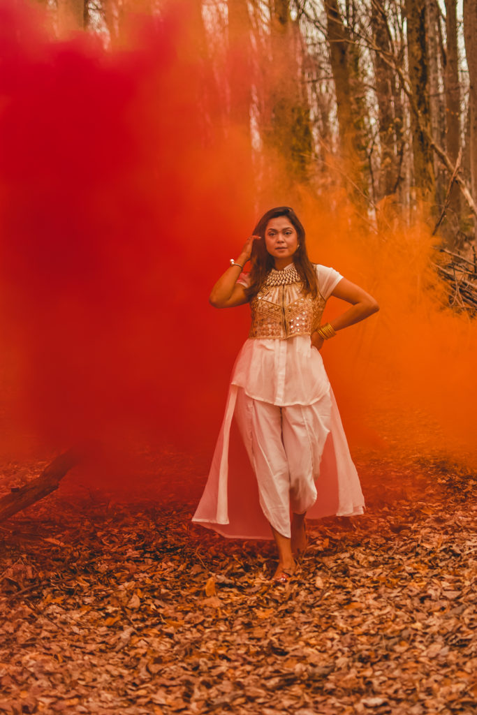holi photoshoot idea, how to use smoke bombs and cakes for photos, what to use to get that smoky effect, photoshoot with colors, night time photography, indian fusion look., 