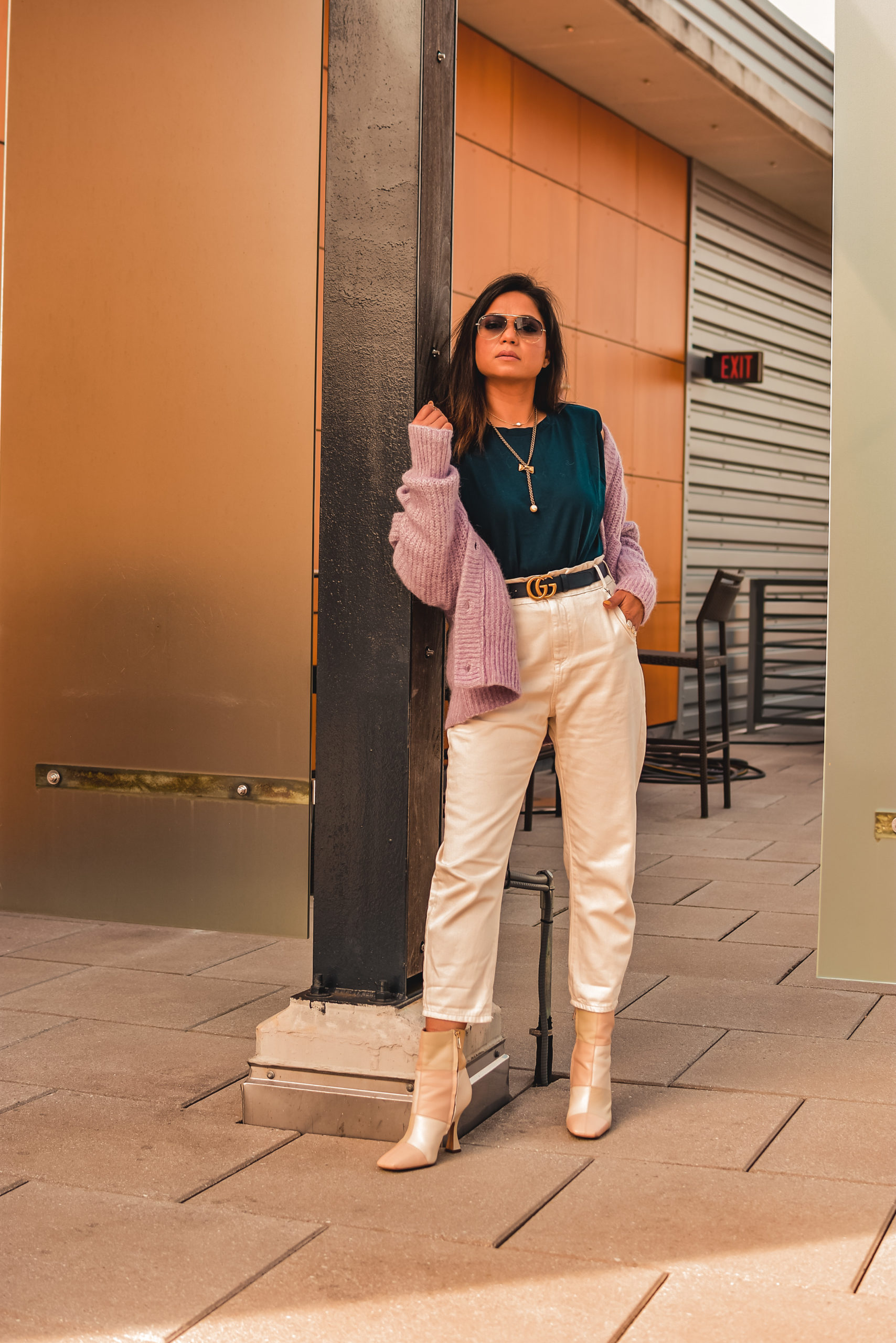 how to wear shoulder pads when you have broad shoulders. Blue shoulder pad t shirt with white paperbag waist baggy jeans and color block boots.