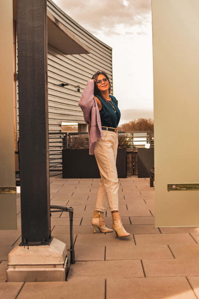 how to wear shoulder pads when you have broad shoulders. Blue shoulder pad t shirt with white paperbag waist baggy jeans and color block boots.