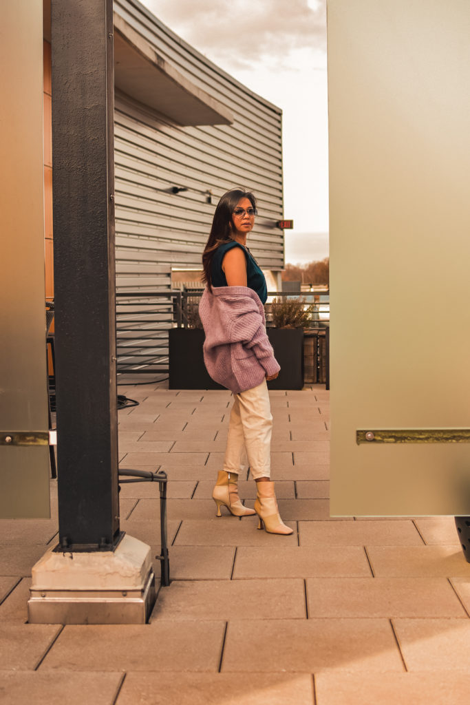 how to wear shoulder pads when you have broad shoulders. Blue shoulder pad t shirt with white paperbag waist baggy jeans and color block boots.