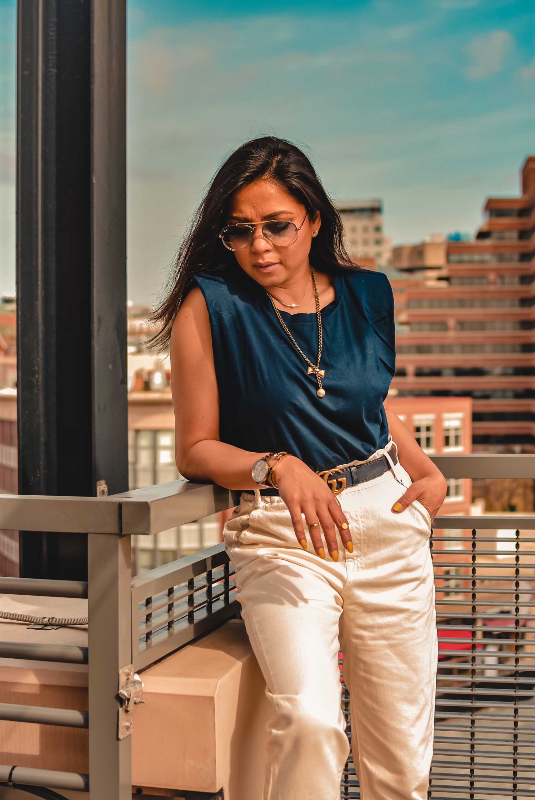 how to wear shoulder pads when you have broad shoulders. Blue shoulder pad t shirt with white paperbag waist baggy jeans and color block boots. 