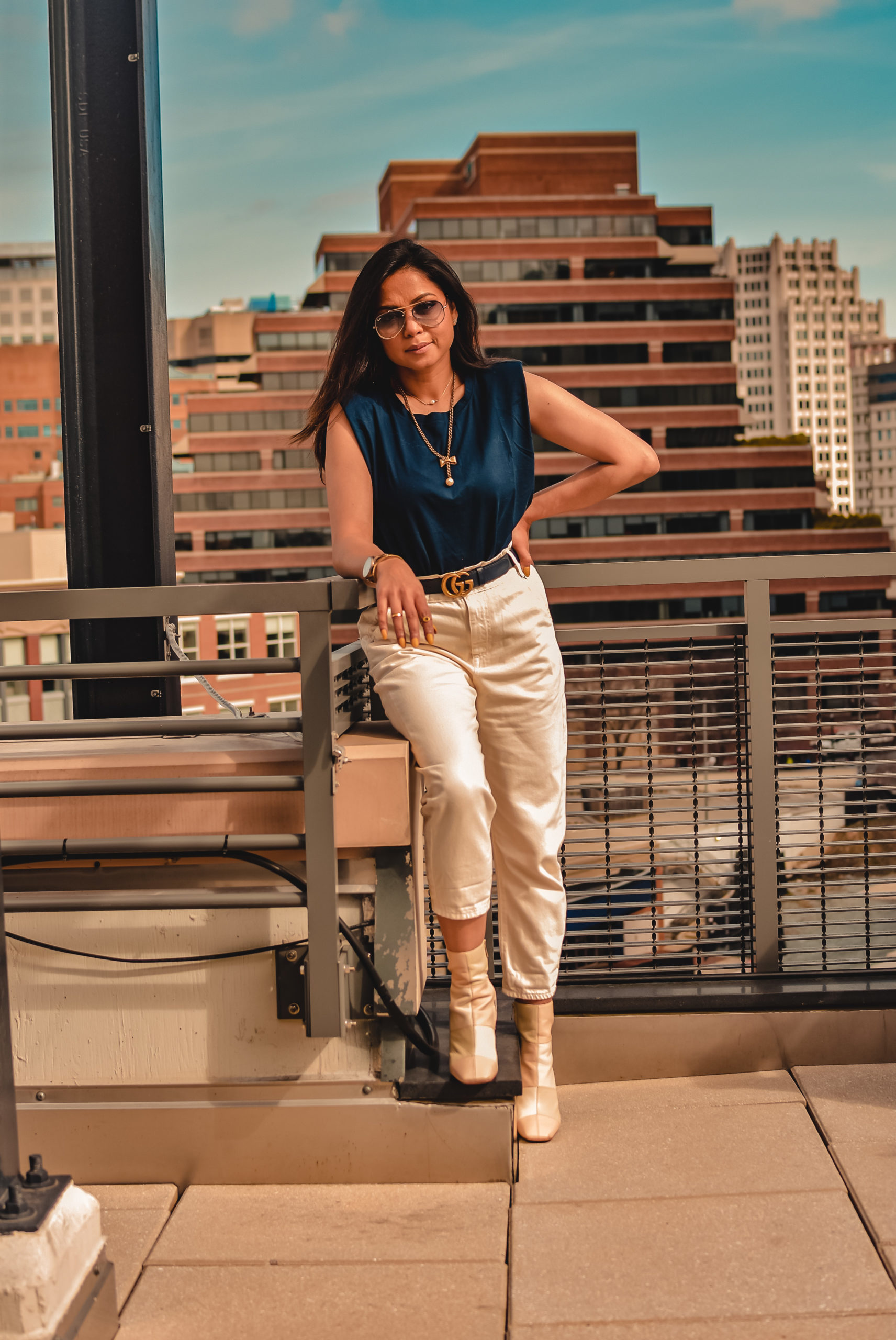 how to wear shoulder pads when you have broad shoulders. Blue shoulder pad t shirt with white paperbag waist baggy jeans and color block boots.